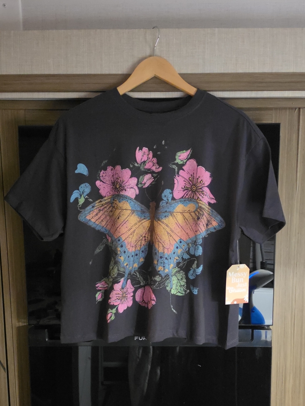 🦋NWT,SHORT SLEEVE BUTTERFLY GRAPHIC TEE" BY "MESSY BUN JUST CHILLIN" 🦋